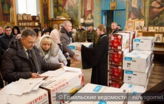 Фото: Епископ гомельский Стефан передал гуманитарную помощь семьям беженцев из Украины