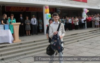 Фото: Школьникам, приехавшим из Украины, вручили портфели