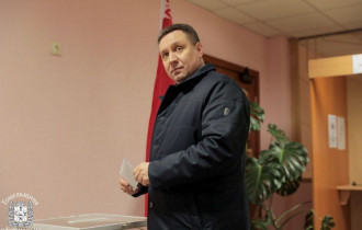 Фото: Помощник Президента – инспектор по Гомельской области Юрий Горлов проголосовал на избирательном участке № 97