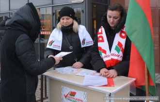 Фото: Пикет в поддержку пяти кандидатов в депутаты провели около ТЦ «Мандарин»