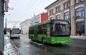 Фото: Автобус в Гомеле перекрыл движение троллейбусам