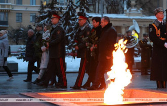 Фото: ФОТОФАКТ: Венок от делегатов ВНС возложили на площади Победы в Минске