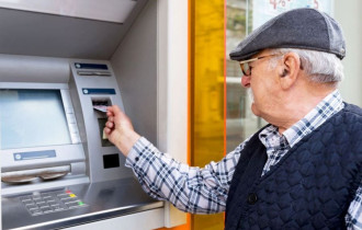 Фото: Возможно ли получать пенсию не через почту, а в банке? Узнали