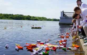 Фото: В Гомеле студенты провели патриотическую акцию «Река памяти»