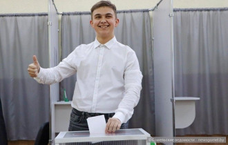 Фото: Впервые голосующий Глеб Костевич: "Я рад, что моё 18-летие совпало с основным днём выборов"