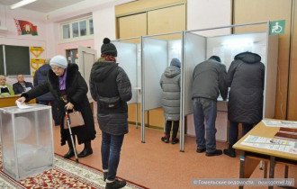 Фото: Избиратели активно приходят, чтобы проголосовать на участках в Гомельском городском лицее № 1