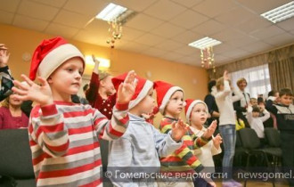 Фото: Детей из приюта поздравила "Белая Русь"