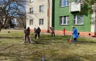 Фото: Жильцы дома № 131 по проспекту Речицкий вышли на субботник для уборки территории вокруг своего дома