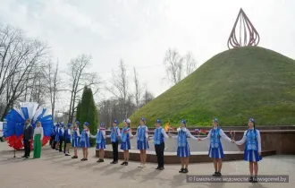 Фото: Круг из сплетённых рук под флагами России и Беларуси стал символом единения народов