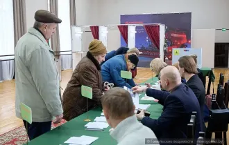 Фото: Международные наблюдатели посетили участки для голосования в ДК завода «Гомсельмаш»