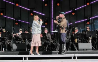 Фото: На площади Ленина прозвучали легендарные военные композиции в живом исполнении духового оркестра