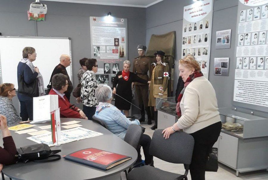 Фото: Интересно о серьёзном: посетители ЦСОН Центрального района побывали в музее Красного Креста