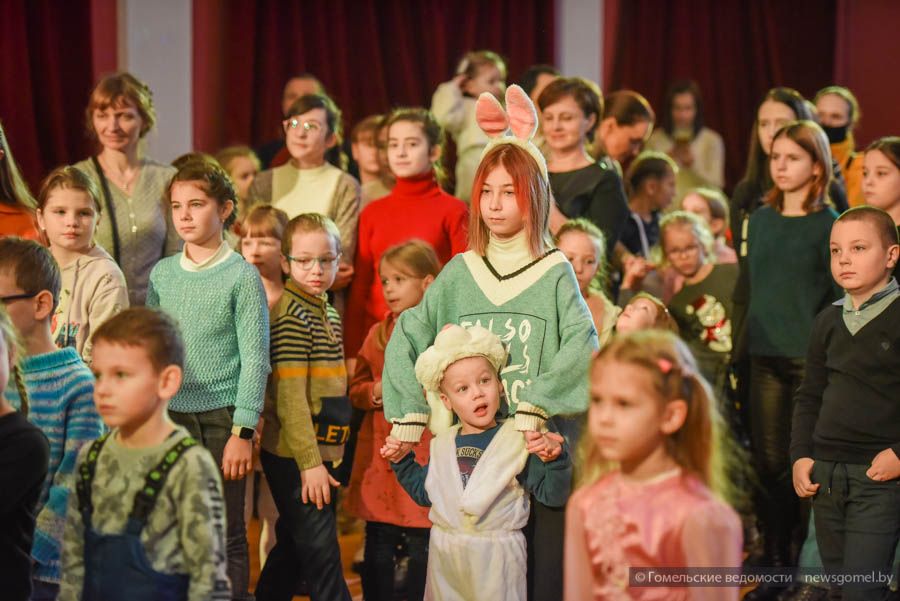 Фото: Будьте как дети: архиерейская ёлка собрала ребят в Гомельском театре кукол