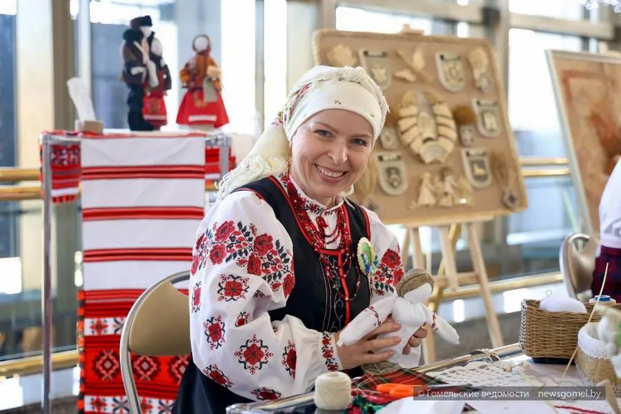 Фото: В фойе Дворца Республики гостей ждёт выставочный проект «Гомельшчына: ад традыцый да сучаснасцi»