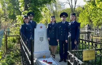 Фото: Сотрудники прокуратуры Гомеля, тепловики и лицеисты благоустроили могилу неизвестного солдата