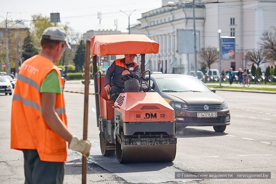 Фото: Дорожники продолжают ремонтировать улицы Гомеля
