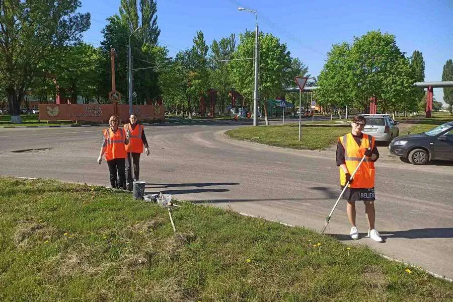 Фото: В «Чистый четверг» работники ГЗЛиНа покрасили бордюры и подмели улицы