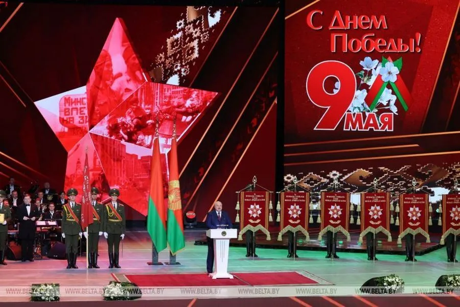 Фото: Александр Лукашенко наградил девять населенных пунктов Беларуси вымпелом за мужество и стойкость в годы войны
