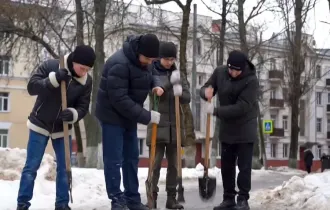 Фото: В Гомеле студенты БелГУТа вышли на уборку снега