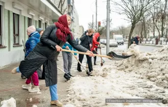 Фото: В Гомеле сотрудники поликлиники присоединились к уборке снега