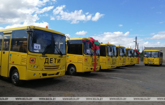 Фото: Ключи от 19 школьных автобусов передали в районы Гомельской области
