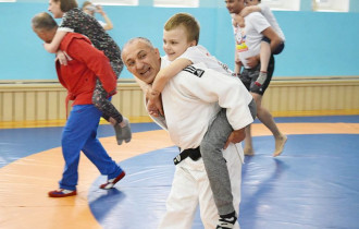 Фото: Фотофакт: известные белорусские самбисты провели мастер-класс для родителей особенных детей