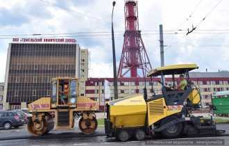 Фото: 150 тонн асфальтобетонной смеси для Химзаводской: в Гомеле продолжается ремонт дорог
