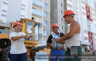 Фото: Гомельским строителям раздавали бутилированную воду