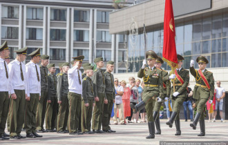 Фото: Раскатистое ура молодых лейтенантов под Государственным флагом в Гомеле