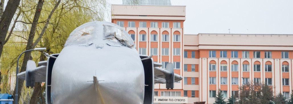 Фотофакт: в Гомеле устанавливают памятник бомбардировщику Су-24М