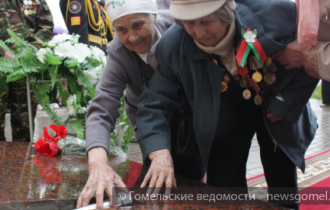 Фото: У братской могилы в Костюковке заложили "капсулу времени"