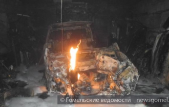 Фото: В Гомеле при пожаре в гараже уничтожены автомобили