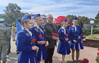 Фото: Делегация средней школы  № 27 г. Гомеля приняла участие в памятных мероприятиях в Комарине