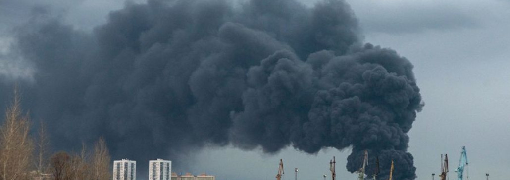Крупный пожар вспыхнул на территории завода "Красмаш" в Красноярске