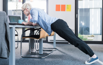 Фото: Зарядка в офисе: лучшее упражнение, которое можно выполнять, где угодно