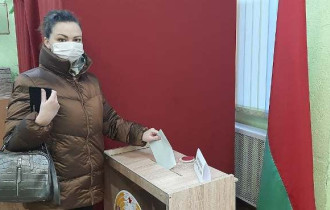 Фото: Гомельчане голосуют за мир и развитие страны на участках средней школы № 59