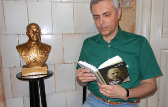 Фото: Бюст Героя Советского Союза передал воронежский скульптор родственникам командарма в Гомеле