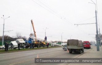 Фото: Фотофакт: в Гомеле на улице Барыкина опрокинулась автовышка