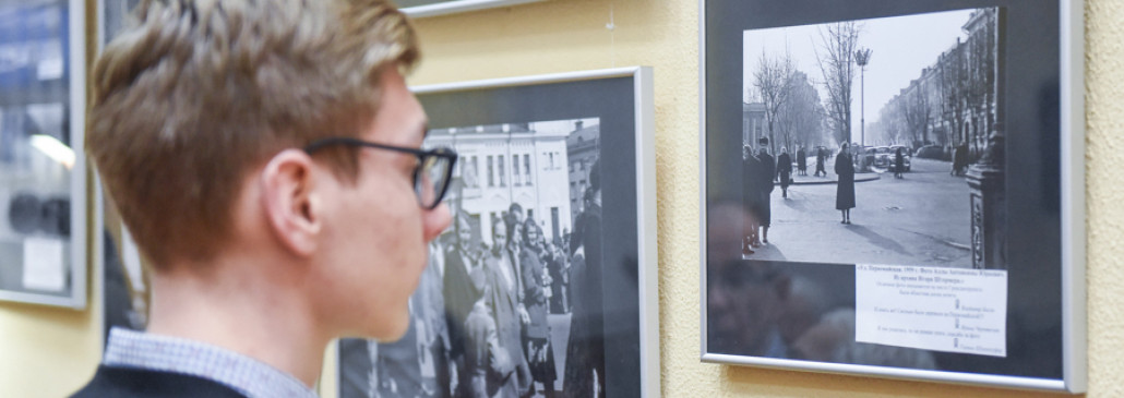 В центральной городской библиотеке имени А. И. Герцена открылась фотовыставка «Город, восставший из руин»