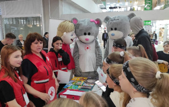 Фото: Беспроигрышная лотерея, клоуны и подарки в День Красного Креста в Гомеле