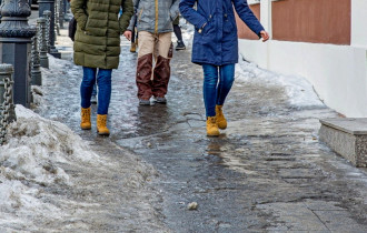 Фото: Скользкие приключения: как избежать ледяных падений в городе