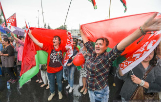 Фото: Митинг на площади Восстания