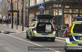 Фото: Премьер Швеции назвал терактом наезд грузовика на людей в Стокгольме