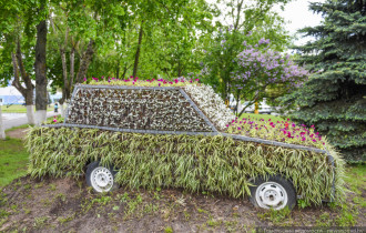 Фото: Клумба-автомобиль, цветочный велосипед: новые элементы благоустройства в Гомеле
