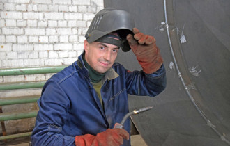 Фото: Чьим рукам покоряется металл? Виктор Бежков – один из лучших сварщиков ОАО «Сейсмотехника»