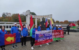 Фото: В Гомеле на Аллее Героев взвились в небо российские флаги: проект «Багратион» прибыл в город