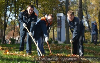 Фото: Студенты принимают участие в уборке скверов и парков