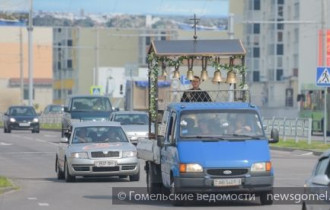 Фото:  Передвижная звонница проехала по улицам Гомеля