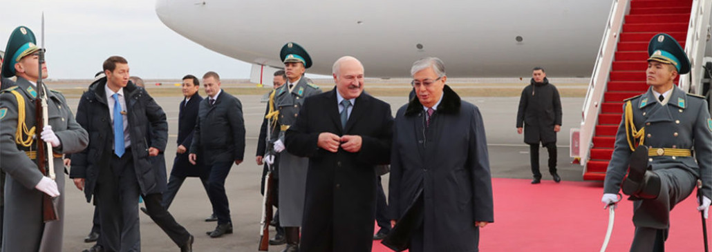 Президент Казахстана лично встретил Лукашенко в аэропорту Нур-Султана