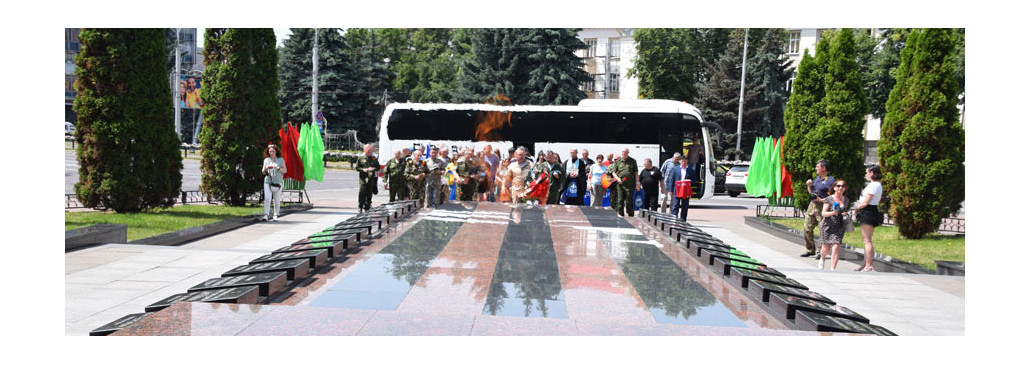 Делегация из Ярославской области возложила цветы у Вечного огня в Гомеле